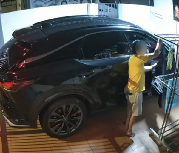 男子首先挑选一件轻薄睡衣。