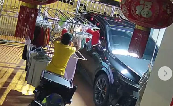 男子挑选数件内衣后便逃离。