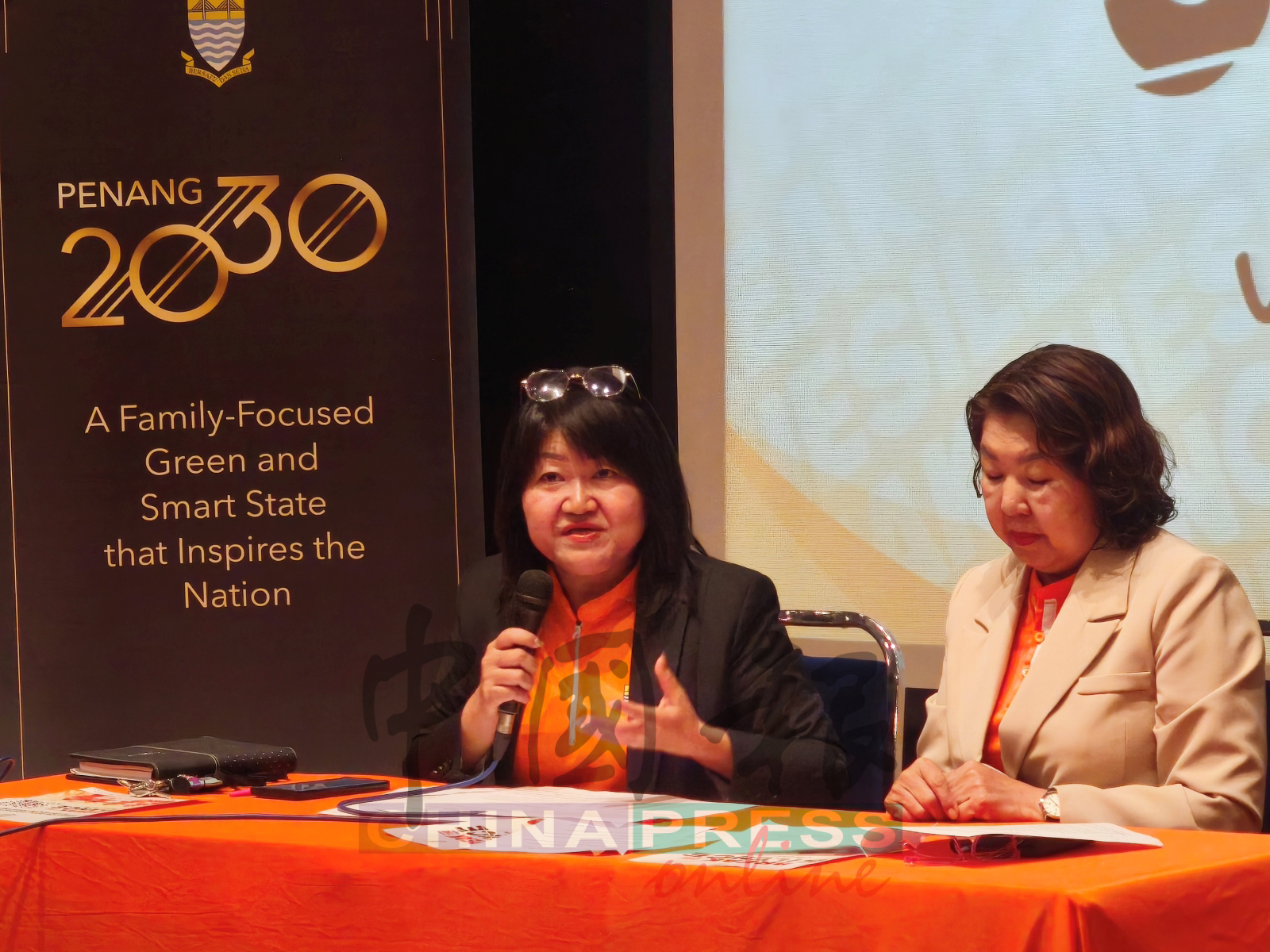 林秀琴(左起)与王美玲在发布会上,讲述一宗让她们印象深刻的家暴案。