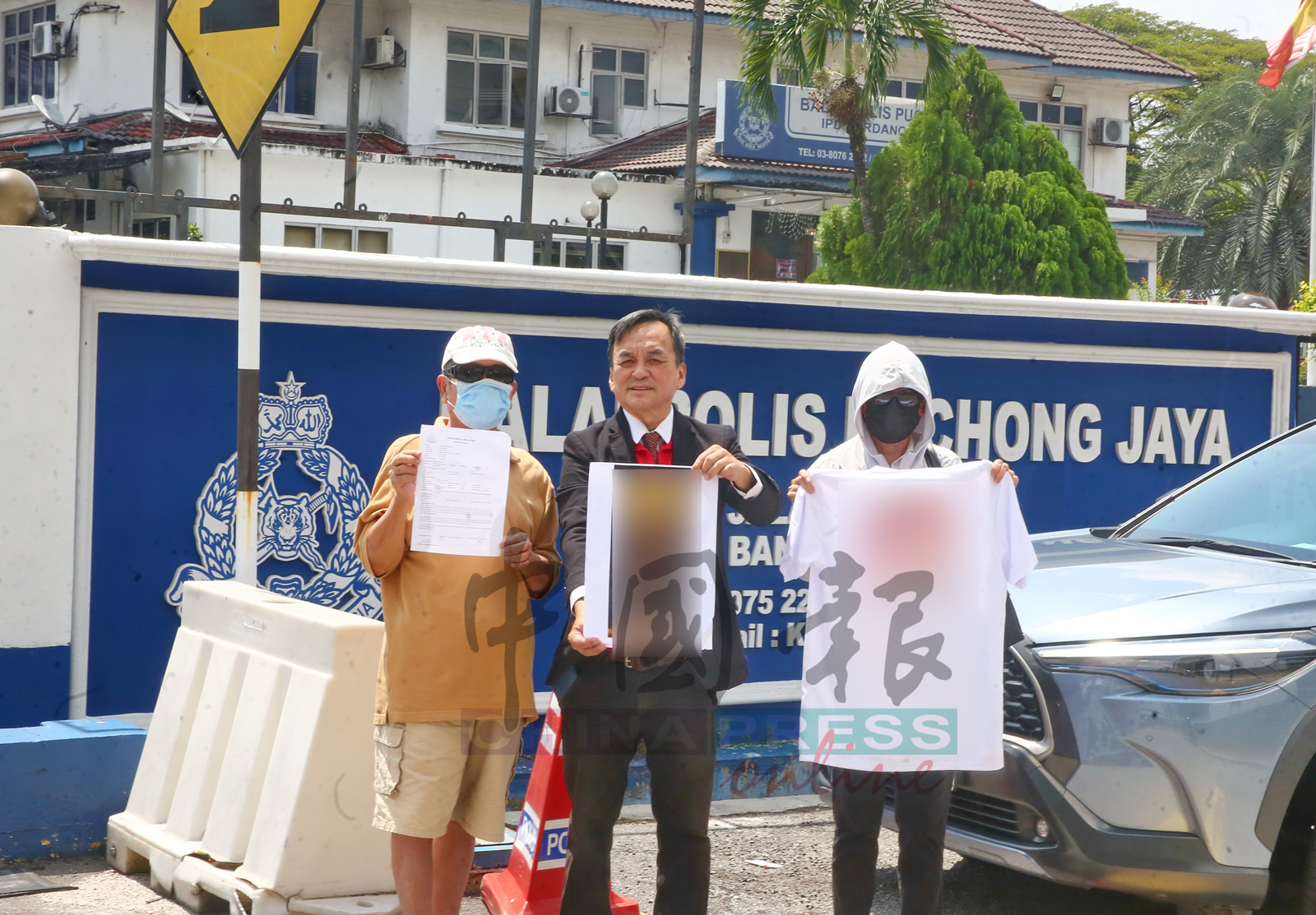 黄先生（左）在王松富（中）的陪同下，前往蒲种再也警局报案。右为另一名受害者林女士。