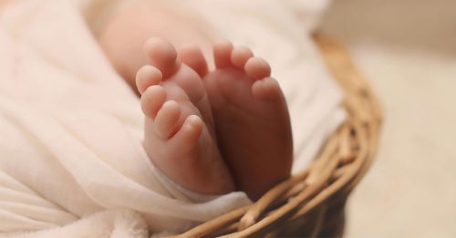 女子腹痛以为阑尾炎 紧急送医救护车上产子