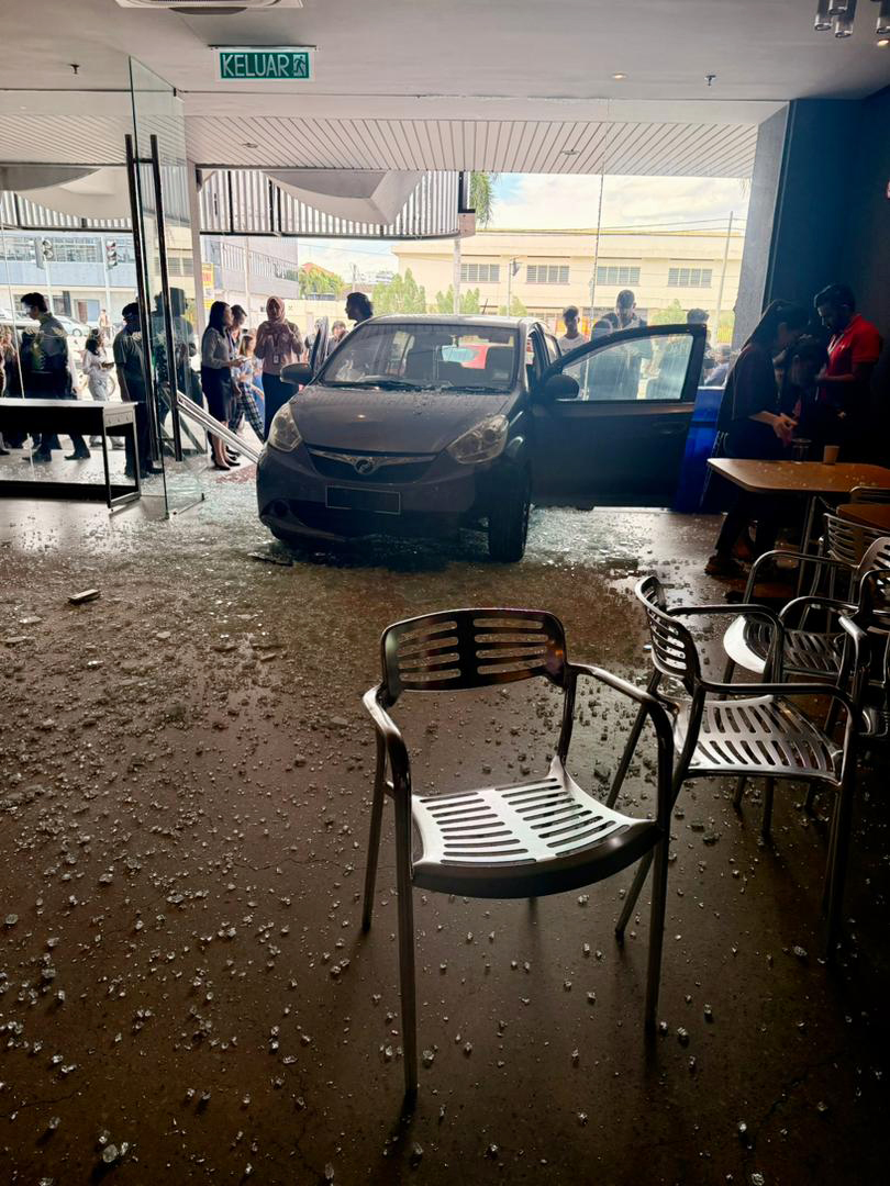 轿车闯入大学餐厅,引人注目。