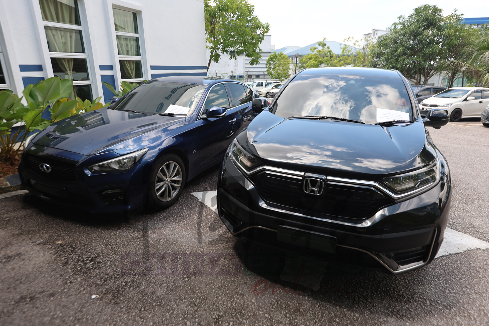 警方扣押落网嫌犯的2辆轿车助查。