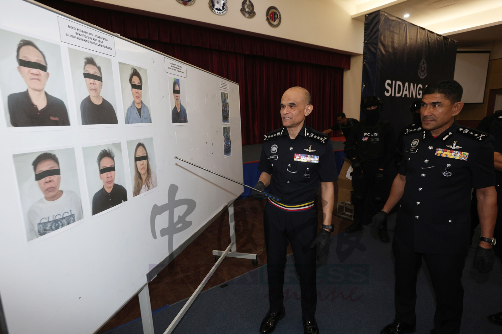 沙兹里（左）指出，6名嫌犯的尿检结果对毒品皆呈阳性反应。右为雪州副总警长莫哈末再尼。