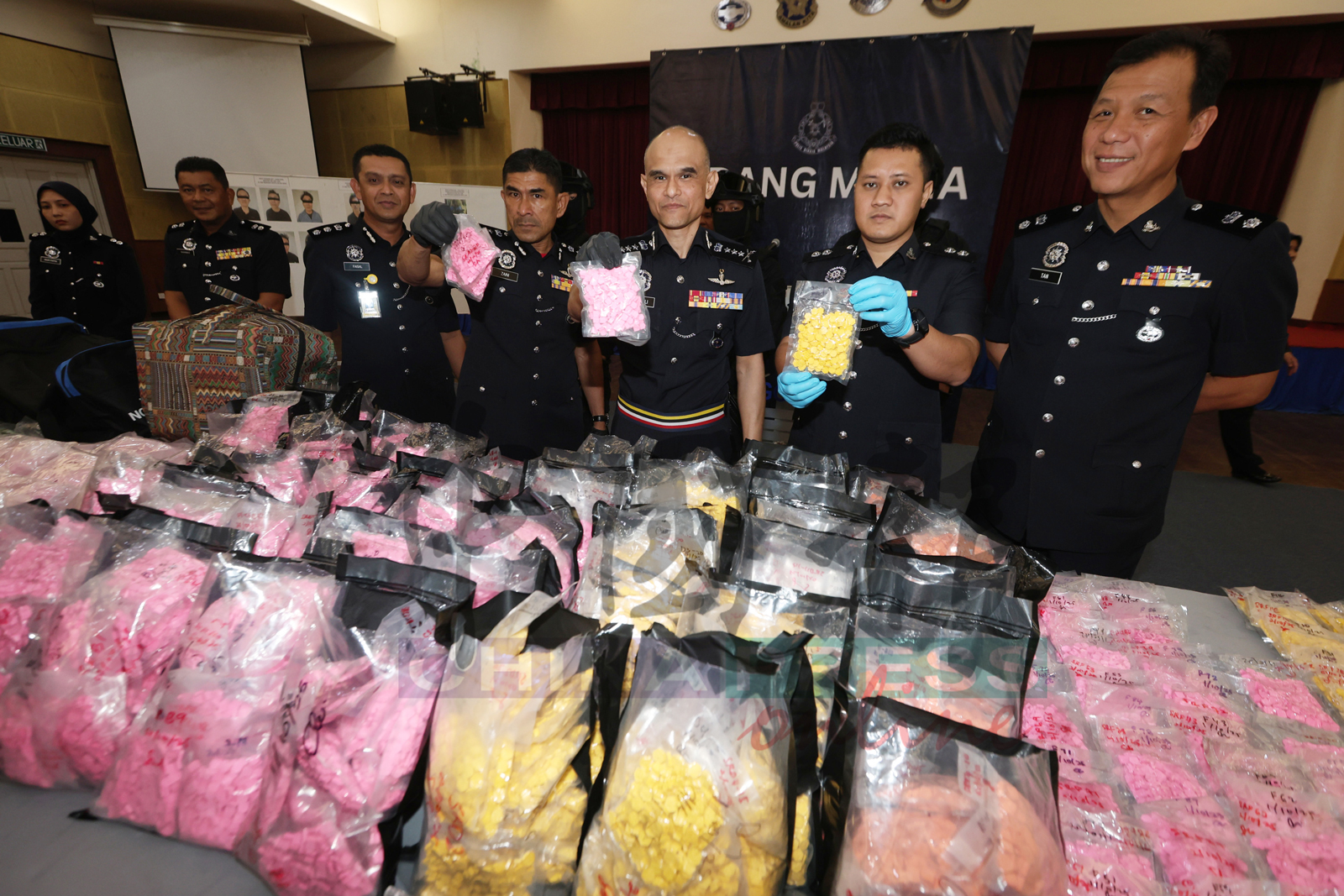 沙兹里（右3）向记者展示警方充公的毒品；右起为雪州肃毒组副主任陈荣维警监、查案官莫哈末赛夫拉警长、雪州副总警长莫哈末再尼、和雪州肃毒组主任莫哈末法依沙助理总监。