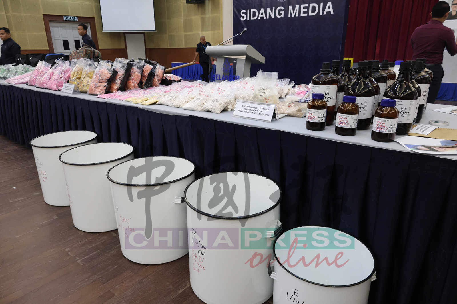 嫌犯购买化学物品作为炼毒用途。