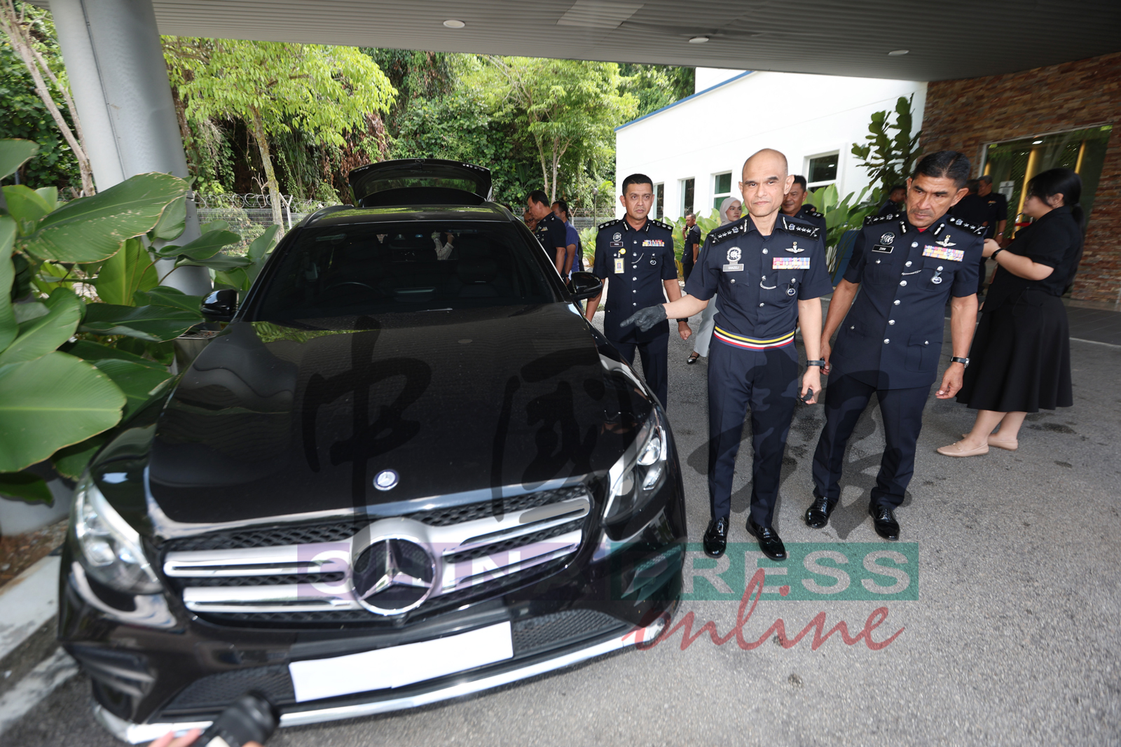 沙兹里（右2起）与雪州副总警长莫哈末再尼向记者展示，警方在行动中扣押的轿车。