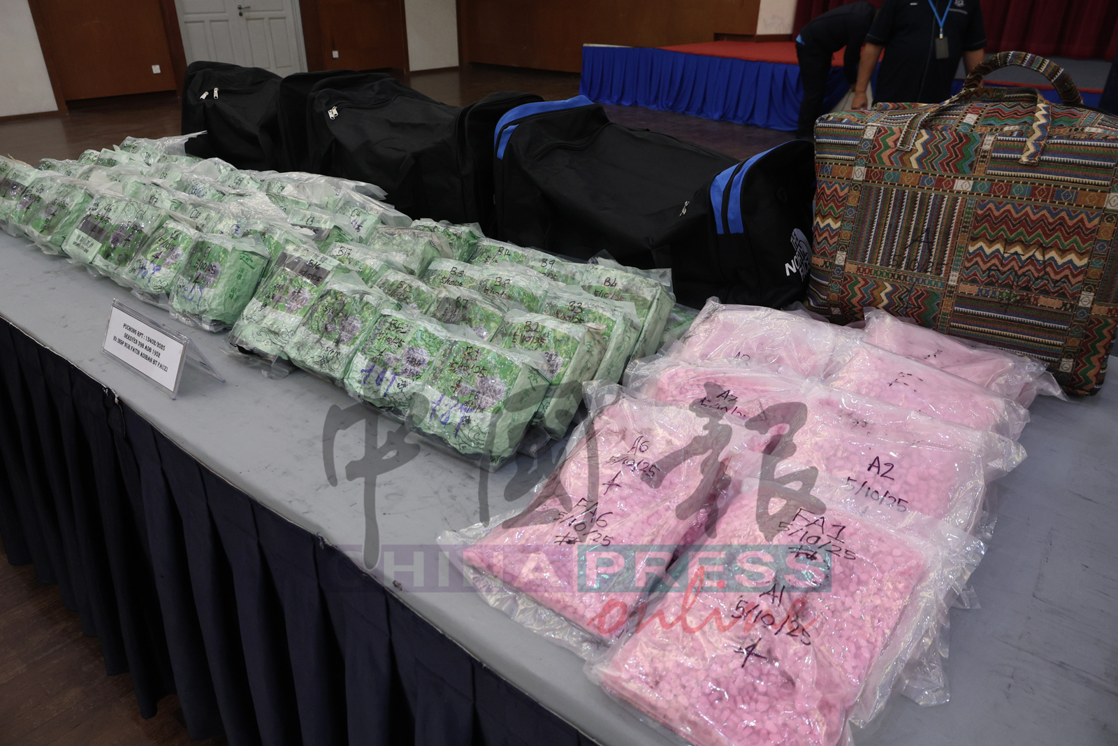 警方在行动中，缴获总值540万令吉的冰毒与摇头丸。