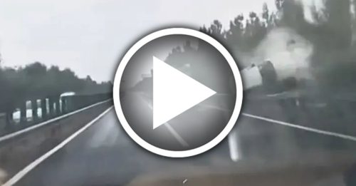 路滑失控翻车 女被抛出半空