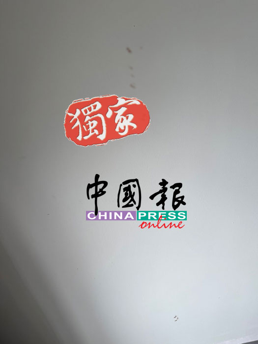 乔小姐被割伤颈部后，鲜血喷溅到天花板和床单。