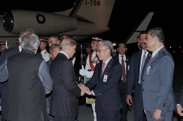 夏巴兹谢里夫（左2）在吉隆坡国际机场的大红花大厦，与到场迎接其到来的法米握手问好。（马新社）