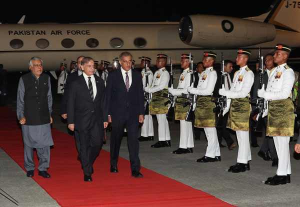 夏巴兹谢里夫（左2）在莫哈末依萨达尔（左起）陪同下，检阅我国军兵组成的仪仗队。（马新社）