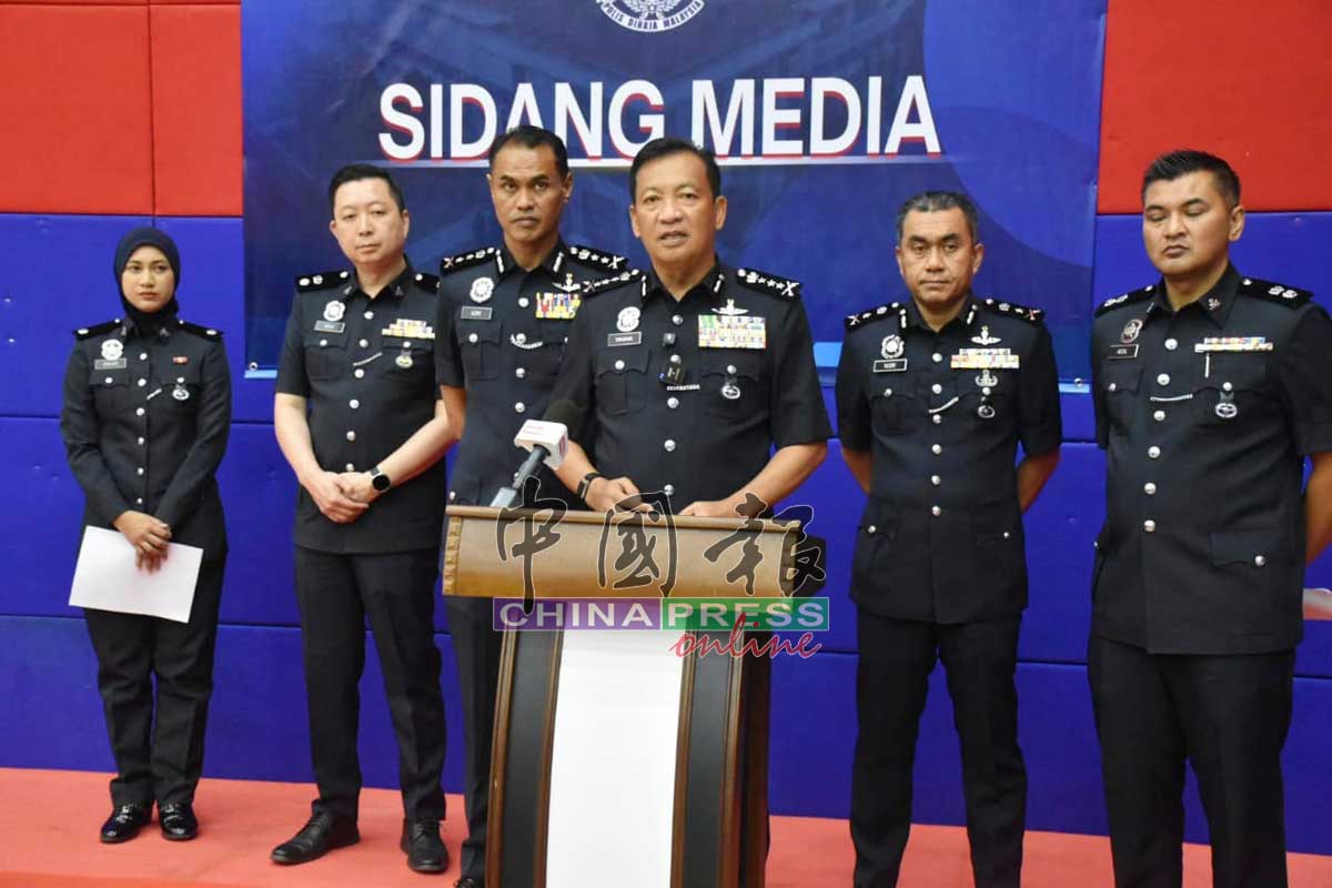雅哈亚（右3）召开记者会，发布诈骗集团“Fly By Night”被捣破，右起艾迪尔和尤斯里，左2起黄健威和阿兹里阿马玛。