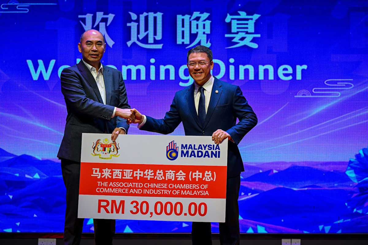 倪可敏（右）支持中总，捎上3万元并移交拨款予吴逸平。