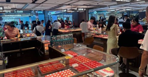 “黄金周”金铺人头涌涌 深圳水贝市场日均3万人次