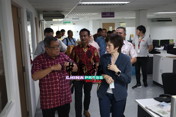 谭翠凤（前排右）向阿都哈林（前排左）与伊党代表团介绍《中国报》编采部运作。