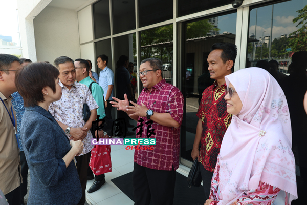 谭翠凤（左2）与阿都哈林（右3）进行友好交流。右起为哈丝丽娜、再迪和沙菲益。