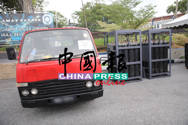警方在逮捕行动中，扣押一辆罗厘及起回的工业煤气。