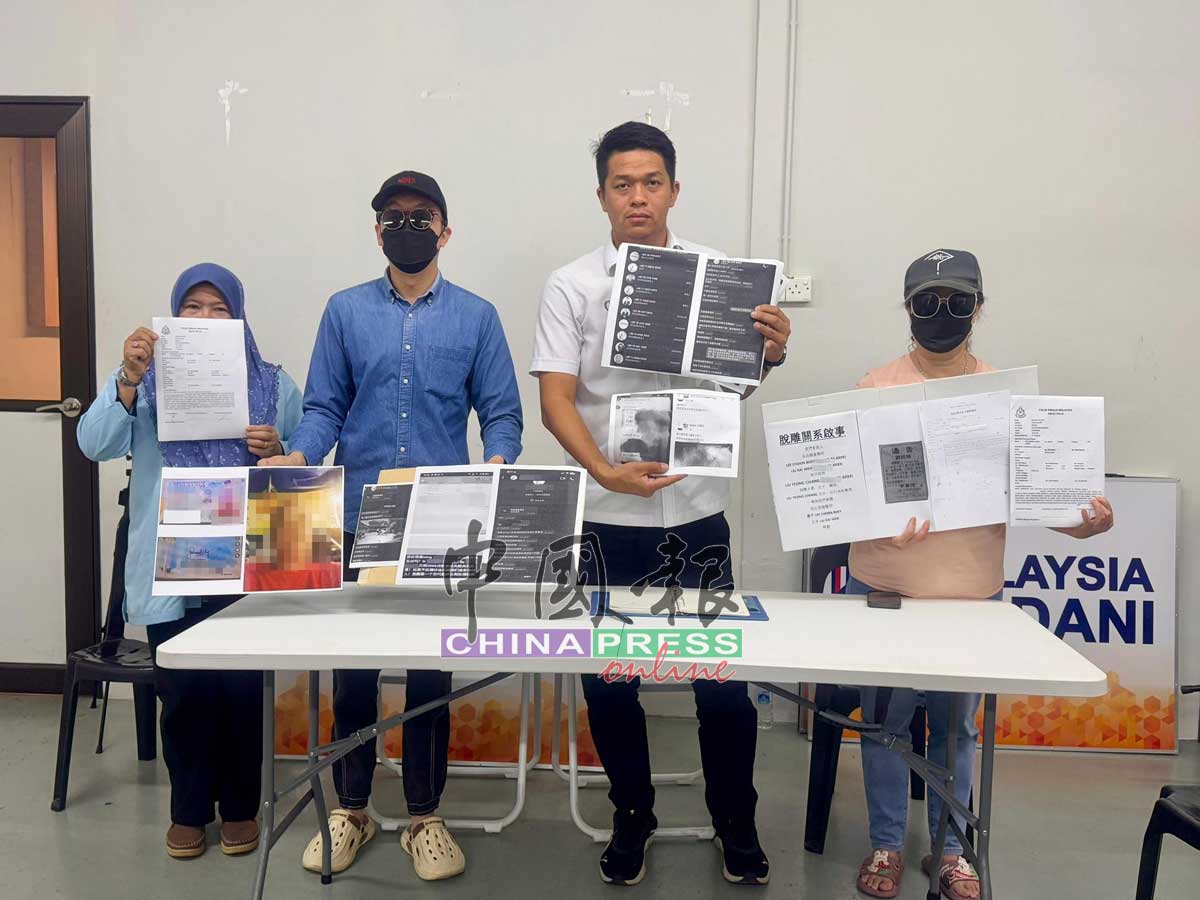 刘凯文（左2）与李春郿（右）在罗炜家（右2）陪同下召开记者会，请求大耳窿不要再来骚扰他们，左为西蒂。