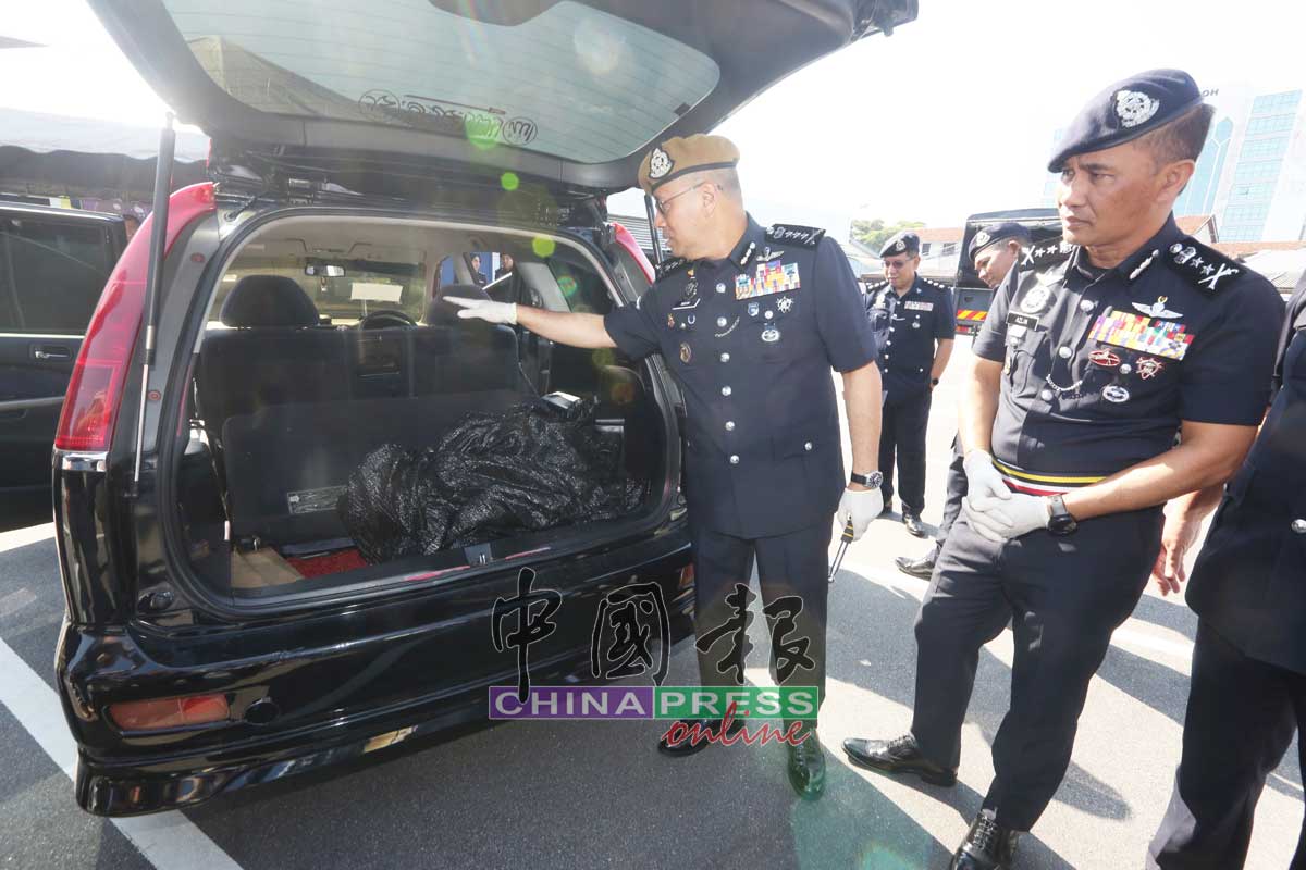 警方在检查该辆可疑轿车时，发现车内藏有毒品。