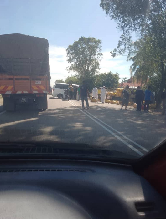 事发后，警方和消拯员受召到场进行调查和施援。