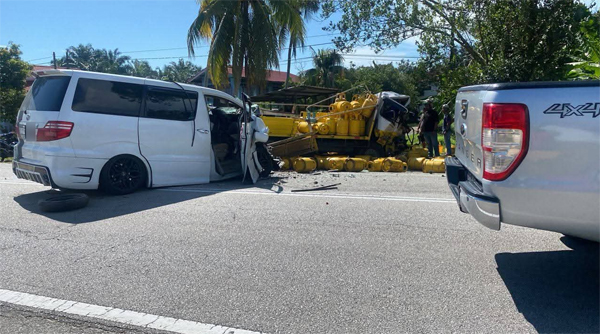 罗厘和休旅车发生碰撞，造成2人受伤。