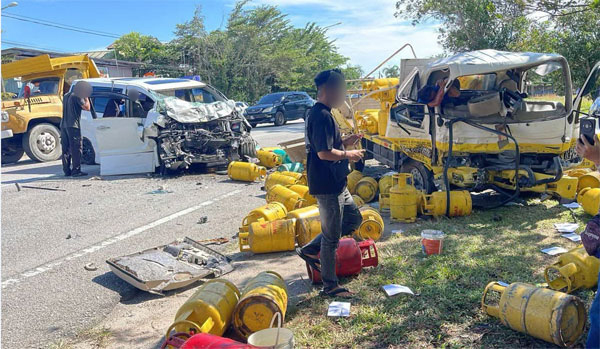 罗厘和休旅车发生碰撞,造成至少1人受伤。事发后,路面掉落许多液化石油气桶。