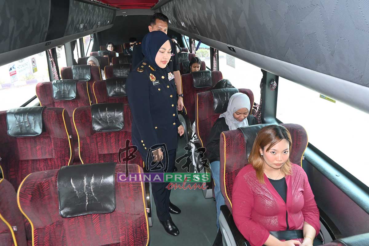 西蒂扎丽娜（站者前）检查长巴乘客是否系上安全带。