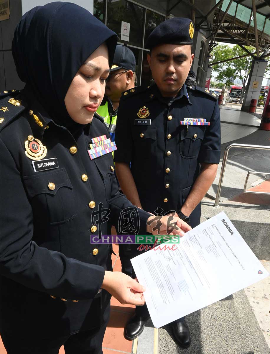 西蒂扎丽娜（左）及祖希尔米检查长巴的限速器证件。