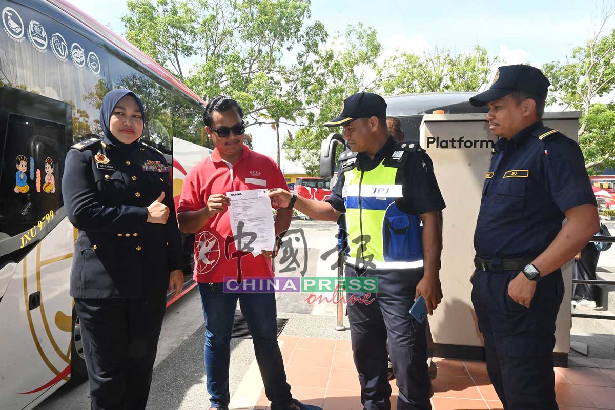 长巴司机出示限速器证件，获得西蒂扎丽娜（左）竖姆指赞好。