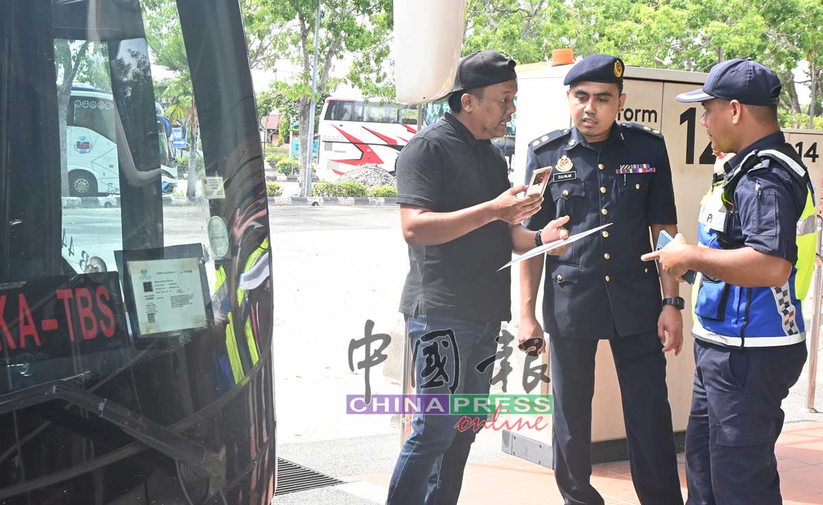 陆路交通局执法员检查长巴限速器证件。