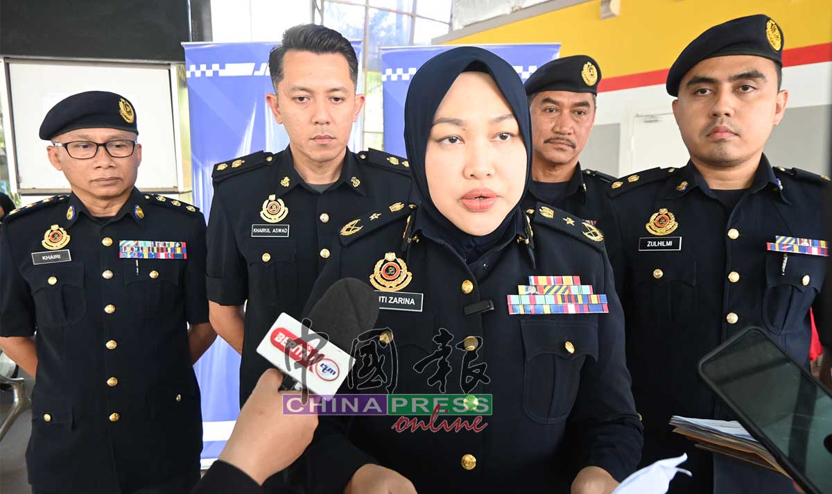 西蒂扎丽娜（前）与陆路交通局官员召开记者会。