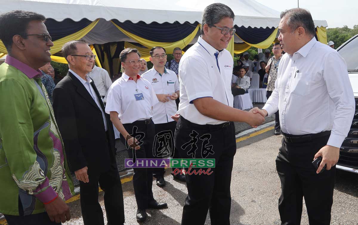 陆兆福（右）抵步时，受到阿兹曼（右2）亲切握手接待。