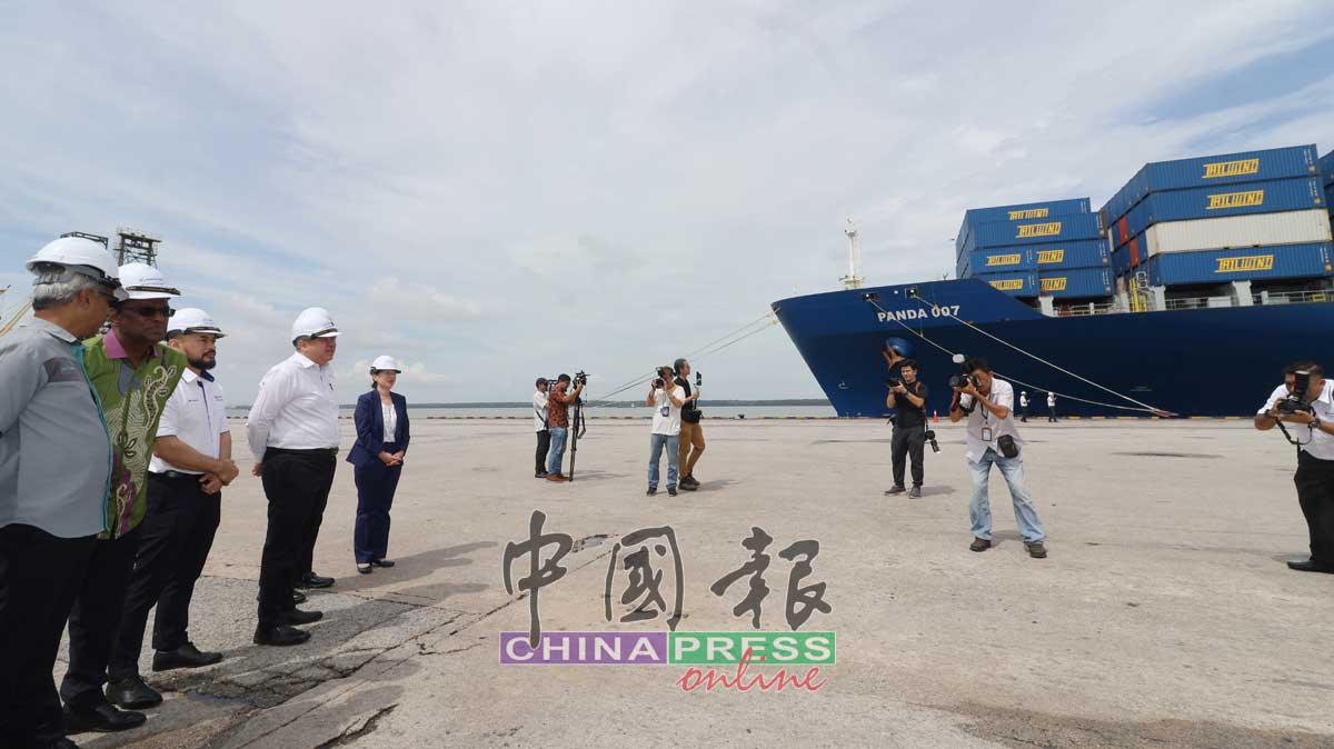 陆兆福（左4）在众官员陪同下，巡视北港码头。