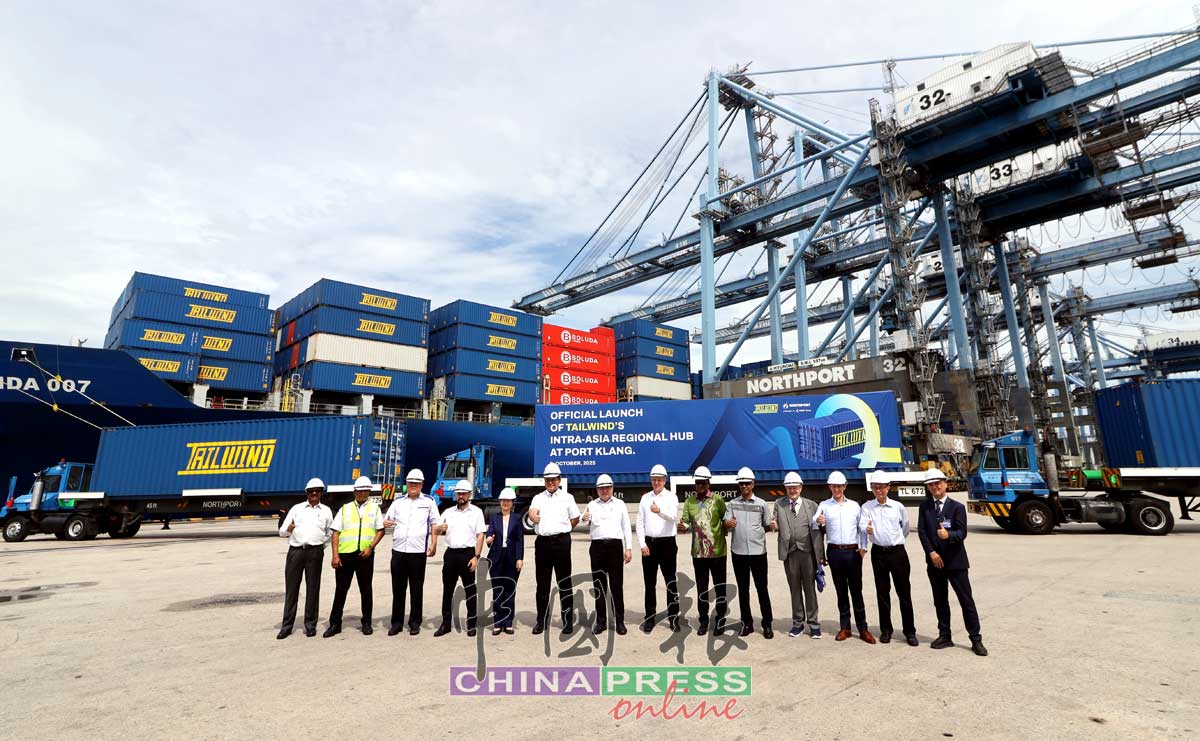 陆兆福（左7）为巴生北港为Tailwind航运公司亚洲区域枢纽主持推介礼；左5起为尤丽柯沃芙、阿兹曼及士登格。