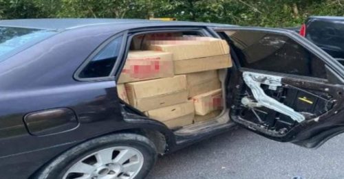 涉走私补贴食用油 男子撞执法车逃跑