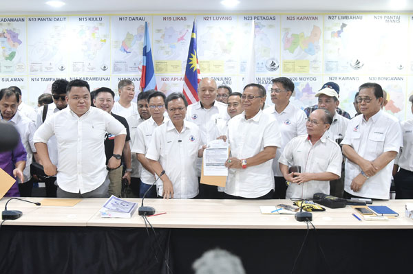 沙菲益（前排左2起）接过巫统前州议员赛林卡诺入党表格。