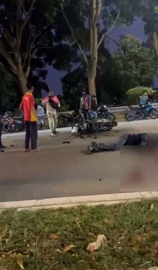 疑2辆摩哆发生碰撞，马路散落大量摩哆零件。