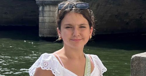 2少女爬车厢顶 挑战“地铁冲浪”丧命