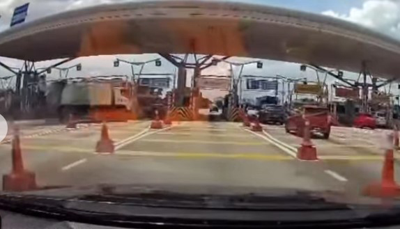 垃圾车疑似在驾驶时突然失控冲向右侧车道，接连横跨6条车道。