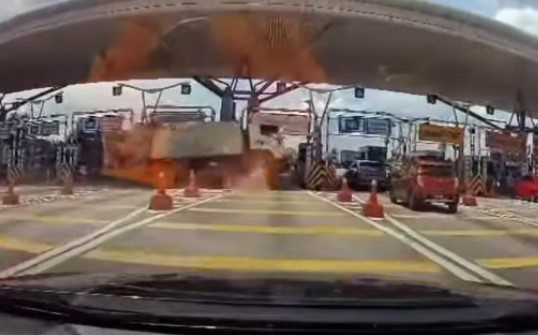 垃圾车疑似在驾驶时突然失控冲向右侧车道，接连横跨6条车道。