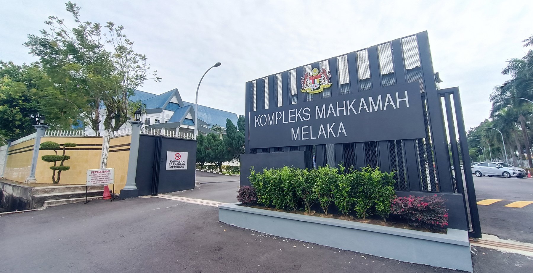 4名嫌犯被带上法庭申请延长扣留令6天。