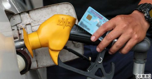 没驾照不能添补贴油 男子竟开口叫人帮