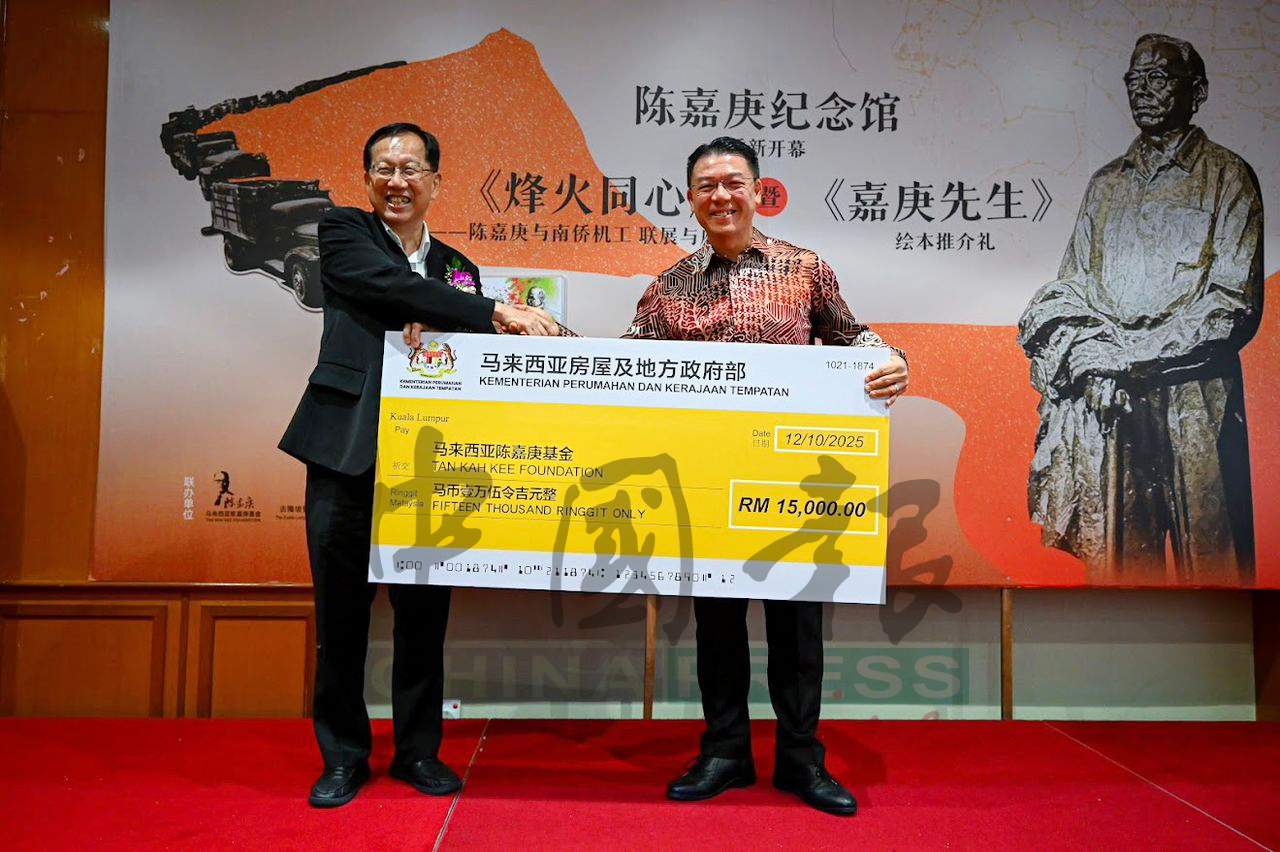 倪可敏(右)移交虚拟支票予陈友信。