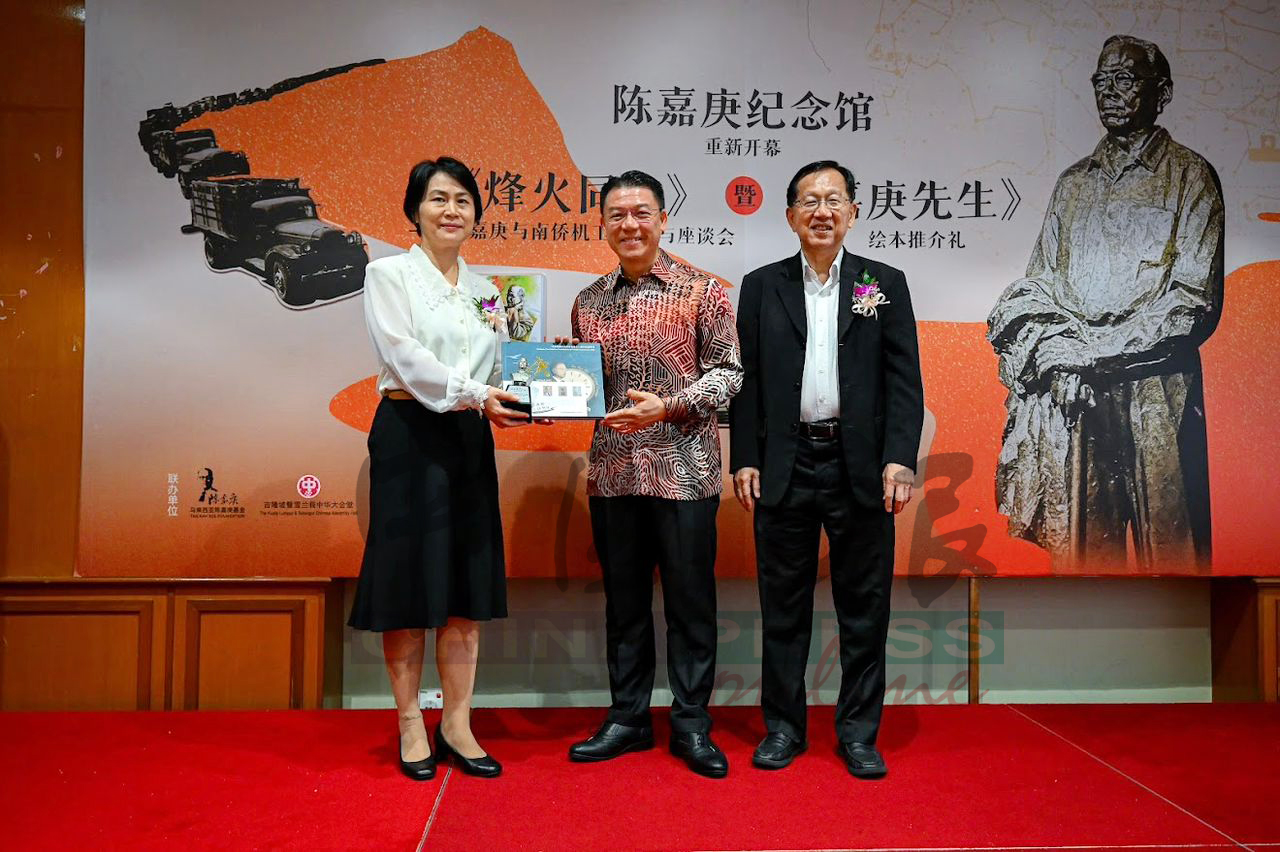 倪可敏(中)移交纪念品予马翠宏(左),由陈友信见证。