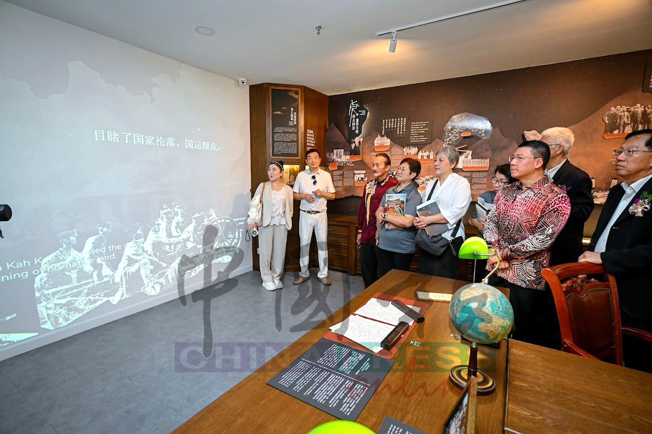 倪可敏（右2）与陈友信（右）一同观赏陈嘉庚的纪录片。