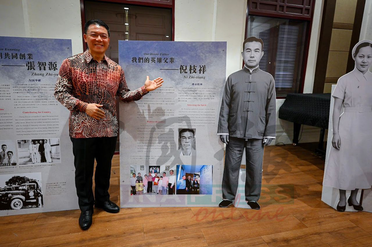 倪可敏的祖父倪枝祥也是南侨机工，他与素未谋面的祖父跨时空合影，让人感动。