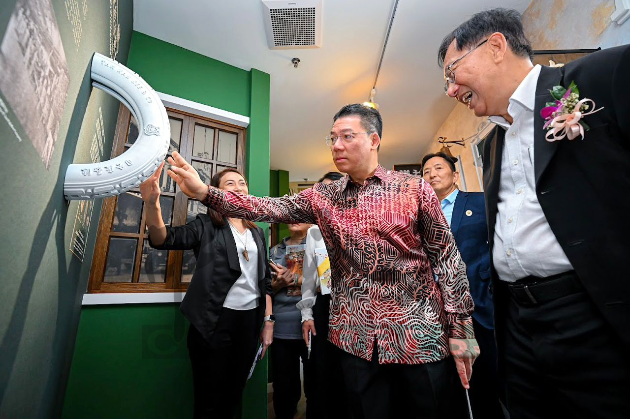 倪可敏（右2）在陈友信（右）陪同下参观展览厅。