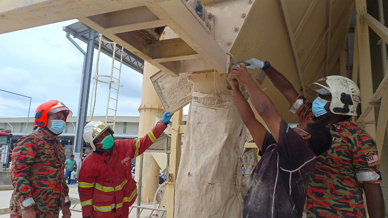 消拯员打开磨沙机底部钢板后，发现死者被缠绕在磨刀内，情况惨不忍睹。（霹消拯局）