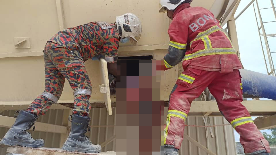 消拯员合力将死者遗体移出机器，并交由警方处理。（霹消拯局）